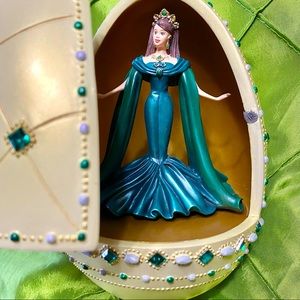 RARE VINTAGE BARBIE AVON COLLECTORS Empress Of Emeralds Resin Egg